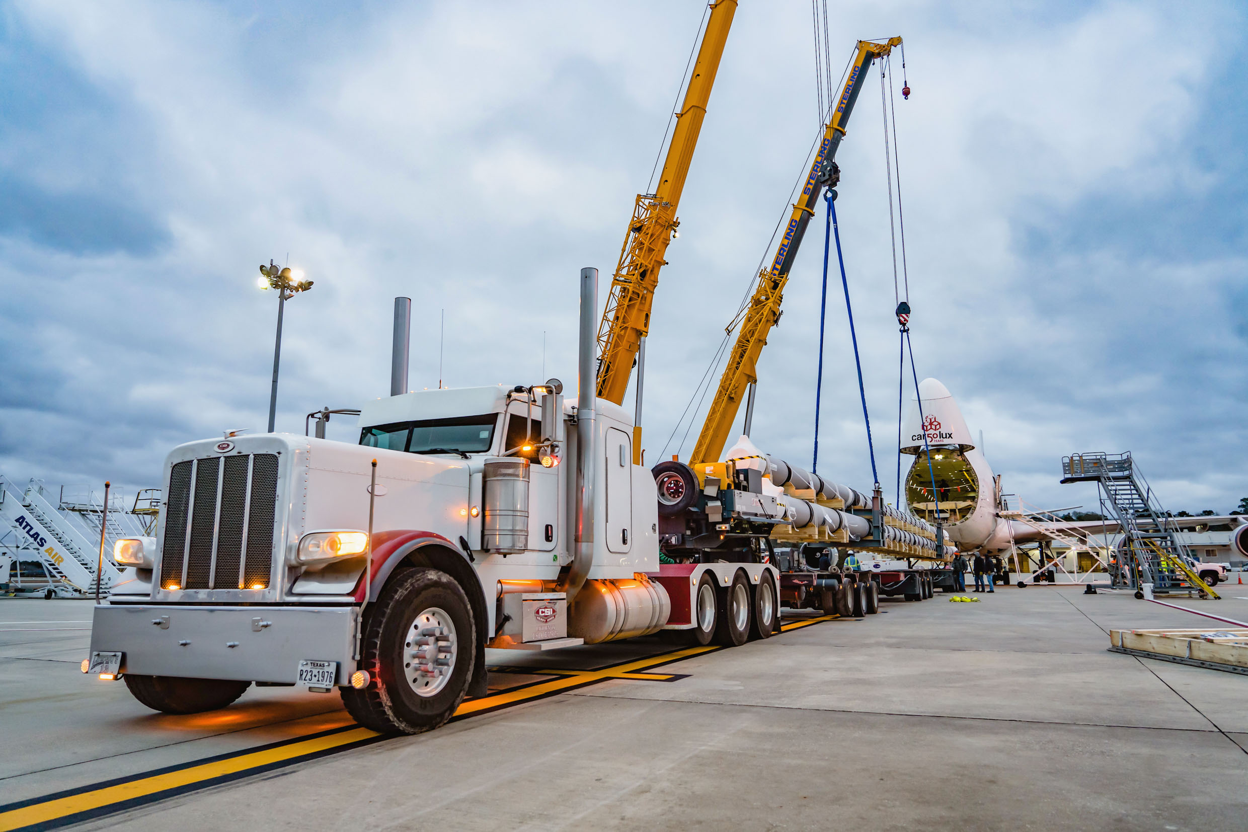 Nine Urgent Air Charters between Thailand and the USA: Unloading operations directly onto trailers at Houston Airport, USA