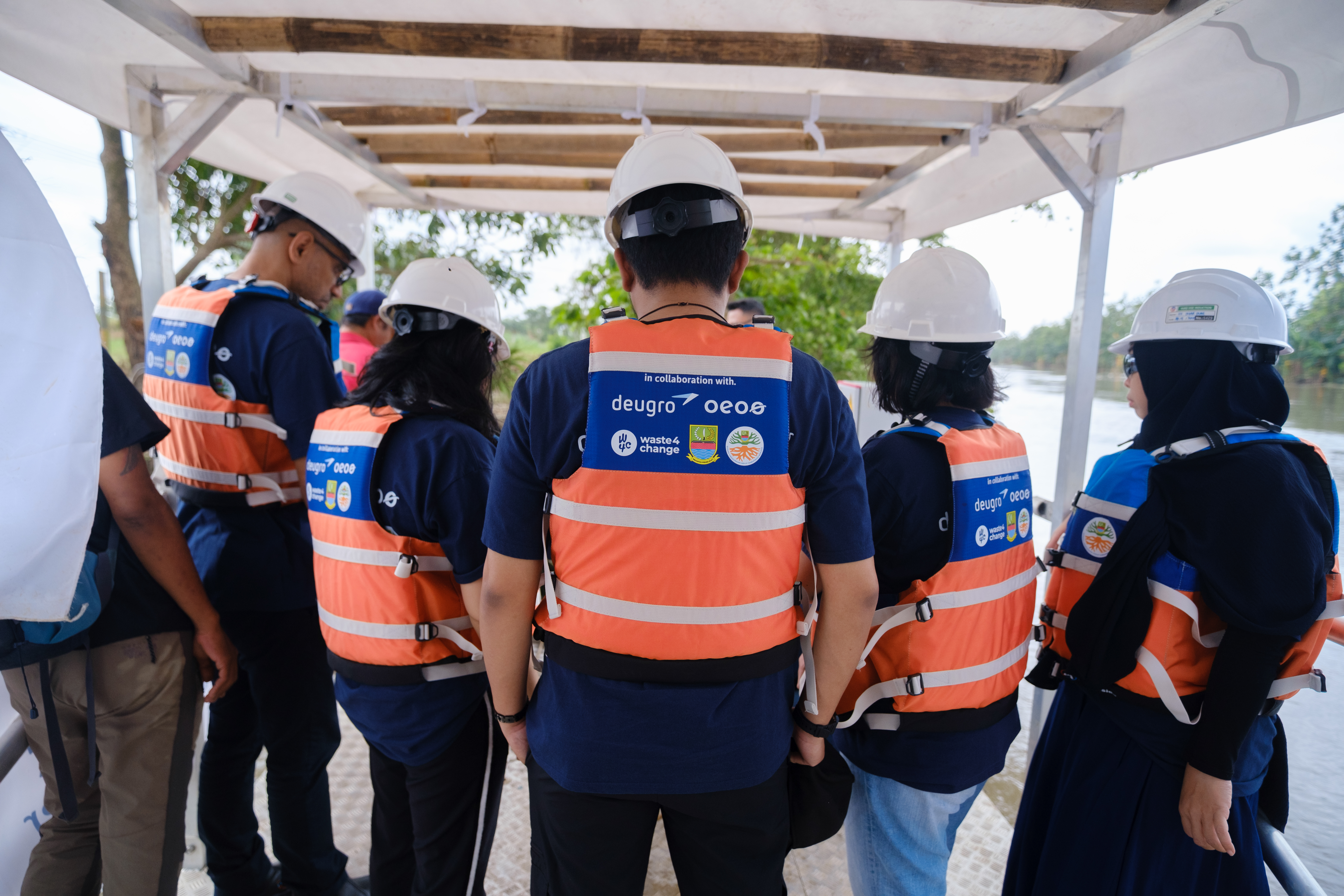 deugro Jakarta team members on the Sea Hamster platform